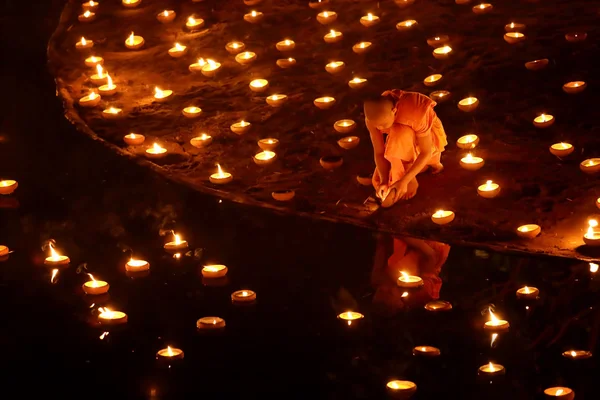 Unidentified monk praying to the Buddha — Stock Photo, Image