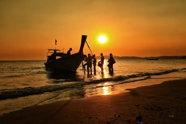 Dlouhá loď railay Krabi při západu slunce, Thajsko Stock Snímky