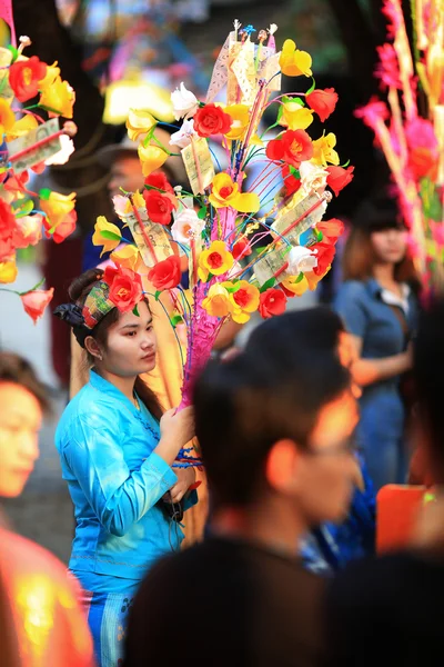 Чіанг травня, Таїланд-Березень 30:Poi співав довгий фестиваль, традиційна — стокове фото