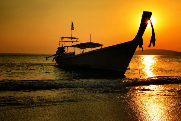 长船莱利甲米在日落时，泰国 图库照片