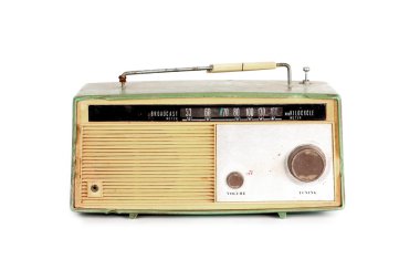 izole beyaz zemin üzerine eski retro radyo