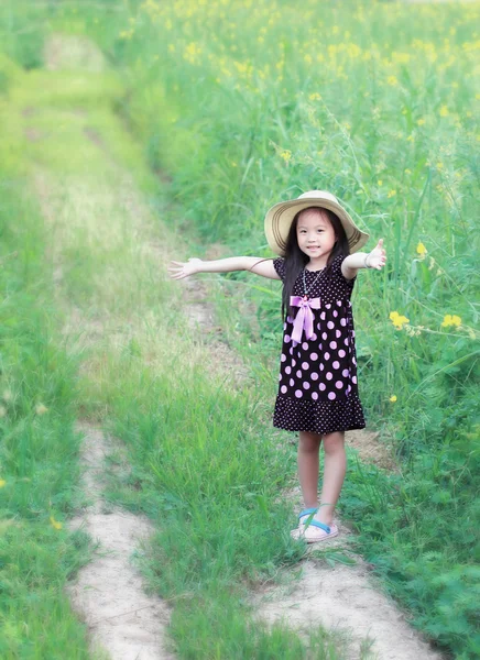 Retrato de hermosa niña feliz en un campo de flo amarillo —  Fotos de Stock