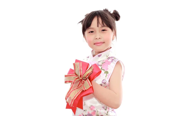 Adorable Chinese little girl holding red bag(hongbao or angbao) — Stock Photo, Image