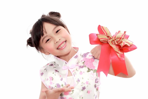 Entzückendes chinesisches kleines Mädchen mit roter Tasche (hongbao oder angbao)) — Stockfoto