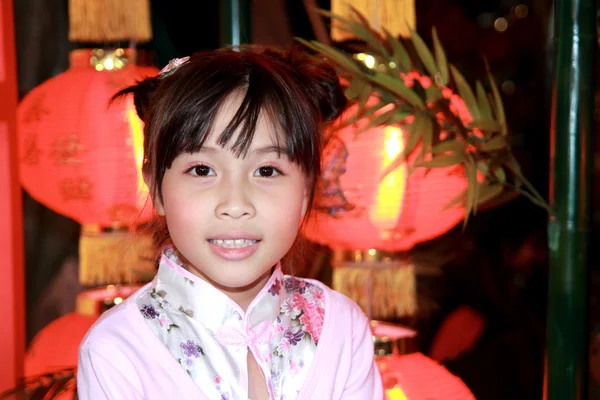 Adorable Chinese little girl holding red bag(hongbao or angbao) — Stock Photo, Image