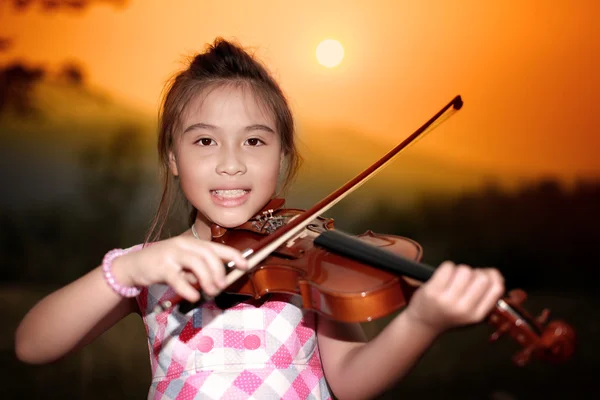 Vacker flicka spelar fiol i naturen — Stockfoto