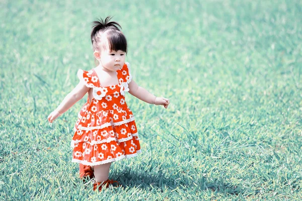 Little girl on green grass lomo style — Stock Photo, Image