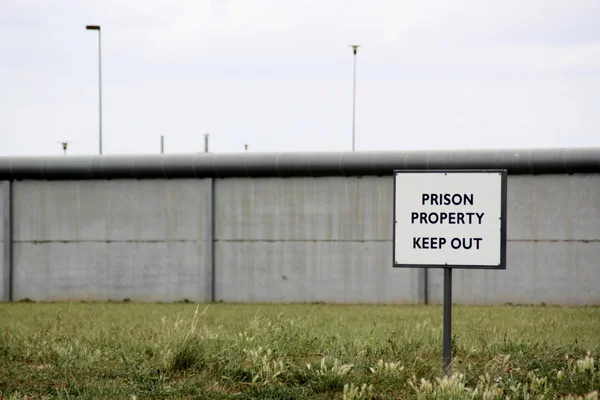 Тюрьма свойства держать вне — стоковое фото