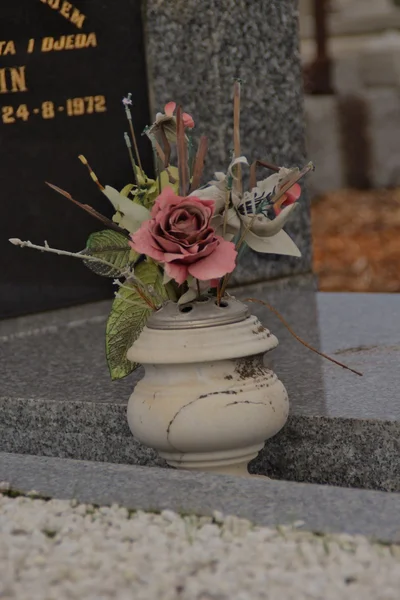 Grabsteine auf dem Friedhof — Stockfoto