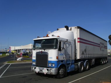 etrafında Başlarken ve kendi şeyi yapıyorum kamyonlar