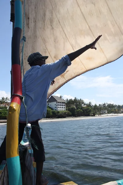 Barca a vela Swahili al largo della costa keniota — Foto Stock