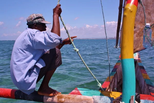 Barca a vela Swahili al largo della costa keniota — Foto Stock