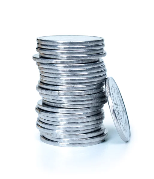 Pilha de moedas isoladas em branco — Fotografia de Stock