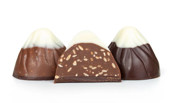 Bonbons au chocolat isolés sur fond blanc — Photo