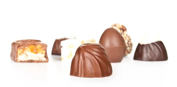 Bonbons au chocolat isolés sur fond blanc — Photo