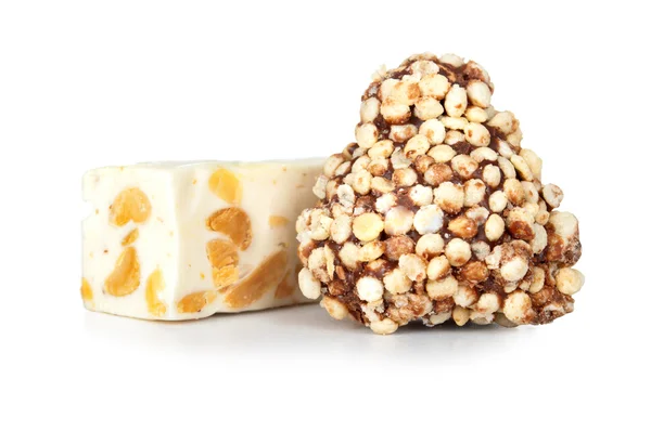 Cioccolato caramelle e torrone isolato su sfondo bianco — Foto Stock