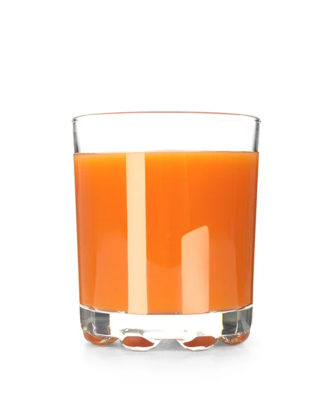 Beyaz arkaplanda izole edilmiş havuç suyu bardağı