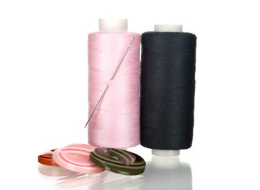 parlak dikiş düğme, iğne ve iplik üzerinde beyaz izole skeins