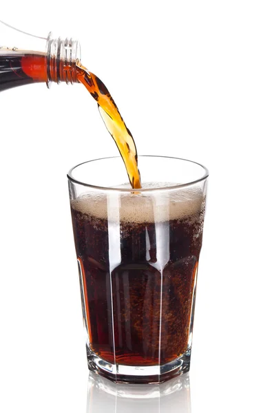 Hälla cola isolerad på vit Stockbild