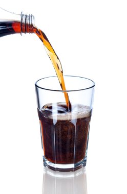 dökülen kola üzerinde beyaz izole