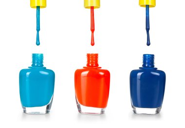 Beyaz üzerine izole edilmiş parlak oje grupları