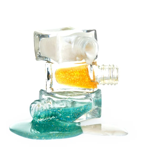 Imagen de esmalte de uñas de color brillante que se derrama de botellas — Foto de Stock