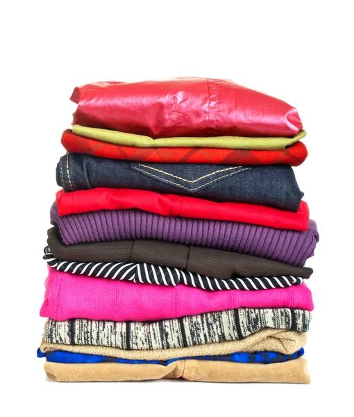 yığın üzerinde beyaz izole giyim