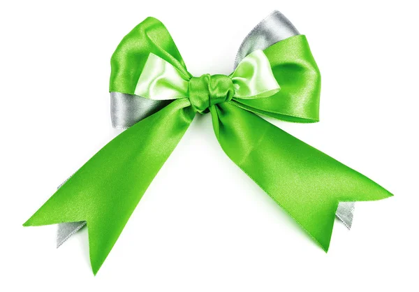 白い背景の上の緑の贈り物サテン リボン弓 — ストック写真