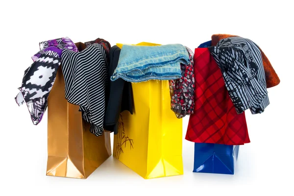 renkli alışveriş torbaları üzerinde yansıması ile beyaz izole giysi ile