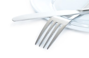 Gümüş bir bıçağı kadar yakın ve izole tabağına çatal