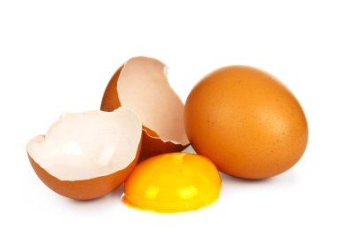 Kırık yumurta beyaz arka planda izole edilmiş.