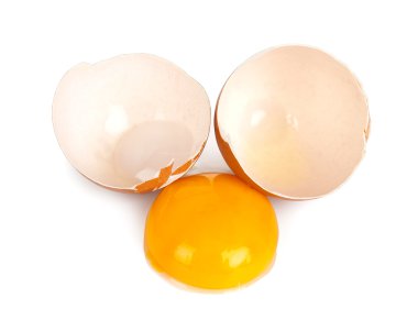 Kırık yumurta beyaz arka planda izole edilmiş.