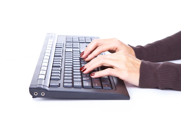 Mãos femininas digitando no teclado do computador preto — Fotografia de Stock