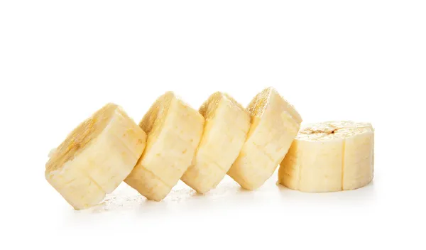 Fatias de banana isoladas em um fundo branco — Fotografia de Stock