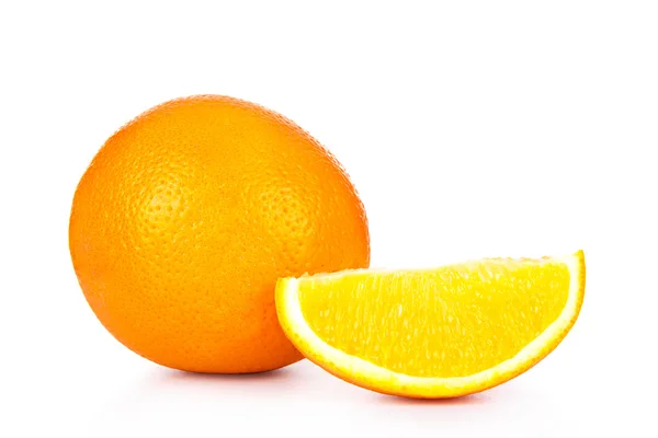Frutto intero arancione e il suo segmento o cantle isolato su sfondo bianco ritaglio — Foto Stock
