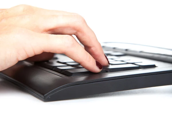 Mecanografía de mano femenina en el teclado del ordenador — Foto de Stock