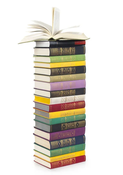 yığın eski antika kitaplar beyaz zemin üzerine izole