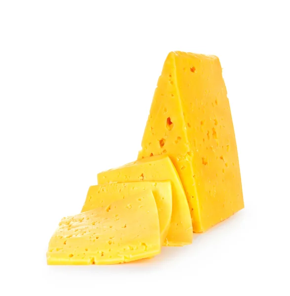 Beyaz arka planda izole edilmiş bir peynir parçası