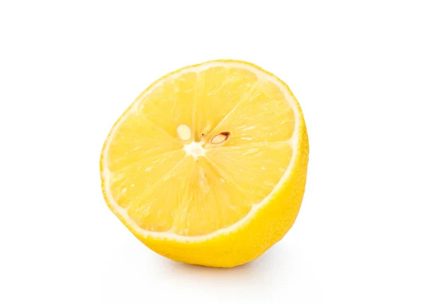 Mezzo limone giallo fresco isolato su fondo bianco — Foto Stock