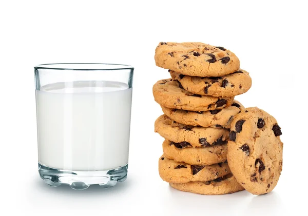 Glas melk en koekjes geïsoleerd op wit Stockfoto