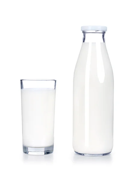 Sütlü ve beyaz zemin üzerine şişe cam