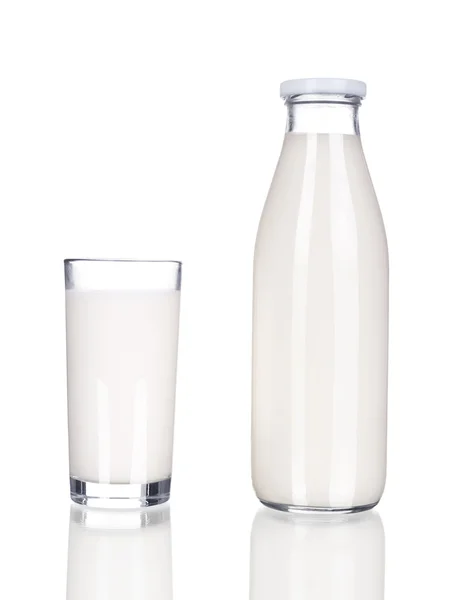 Sklenici mléka a láhev na bílém pozadí — Stock fotografie