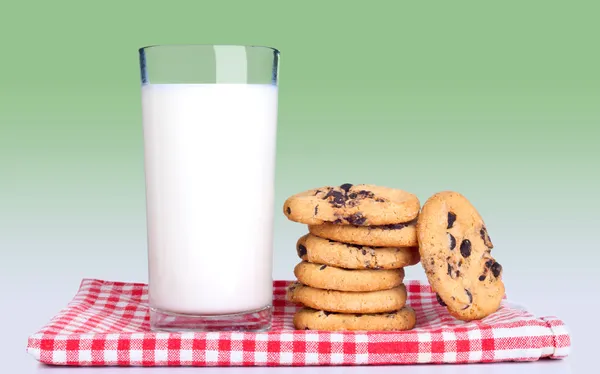 bardak süt ve kurabiye mutfak havlusu kırmızı yeşil renkli izole hücreler üzerinde