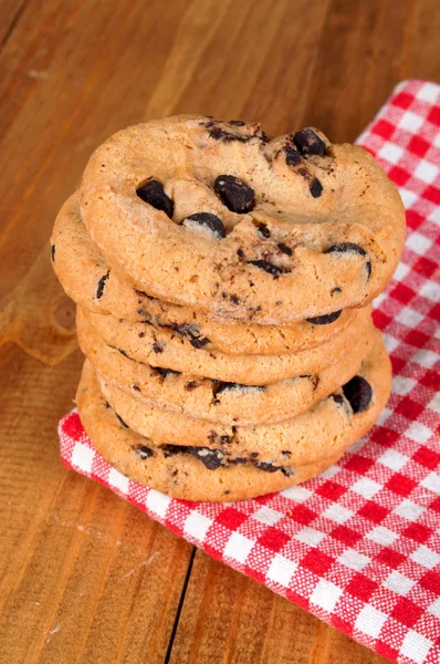 Galletas sobre mantel sobre fondo blanco — Foto de Stock