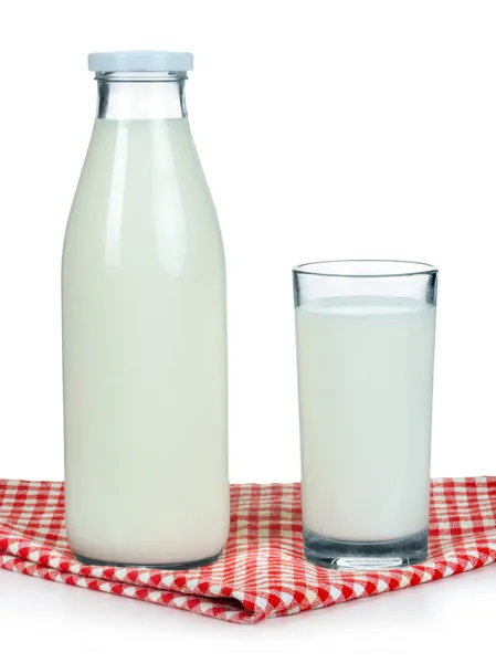 Glas Milch und Flasche auf weißem Hintergrund lizenzfreie Stockfotos