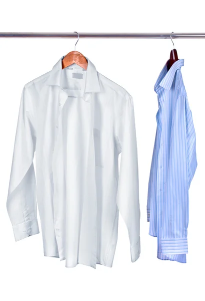 Camisas azules y blancas con corbata en percha de madera aislada en blanco Imagen de archivo