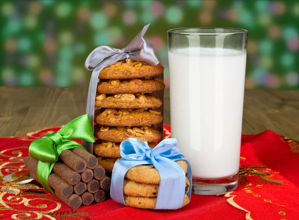 Leche y galletas para Santa Claus Fotos De Stock Sin Royalties Gratis