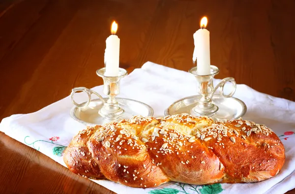 Image du sabbat. Pain et candélabres sur table en bois — Photo