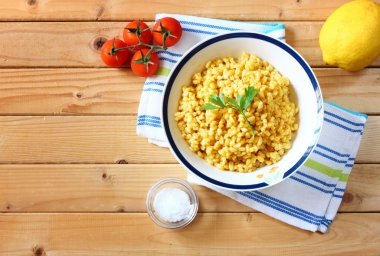 ahşap masa üzerinde pişmiş buğday