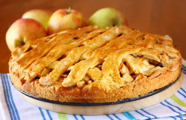 Tahta masada ev yapımı elmalı turta.